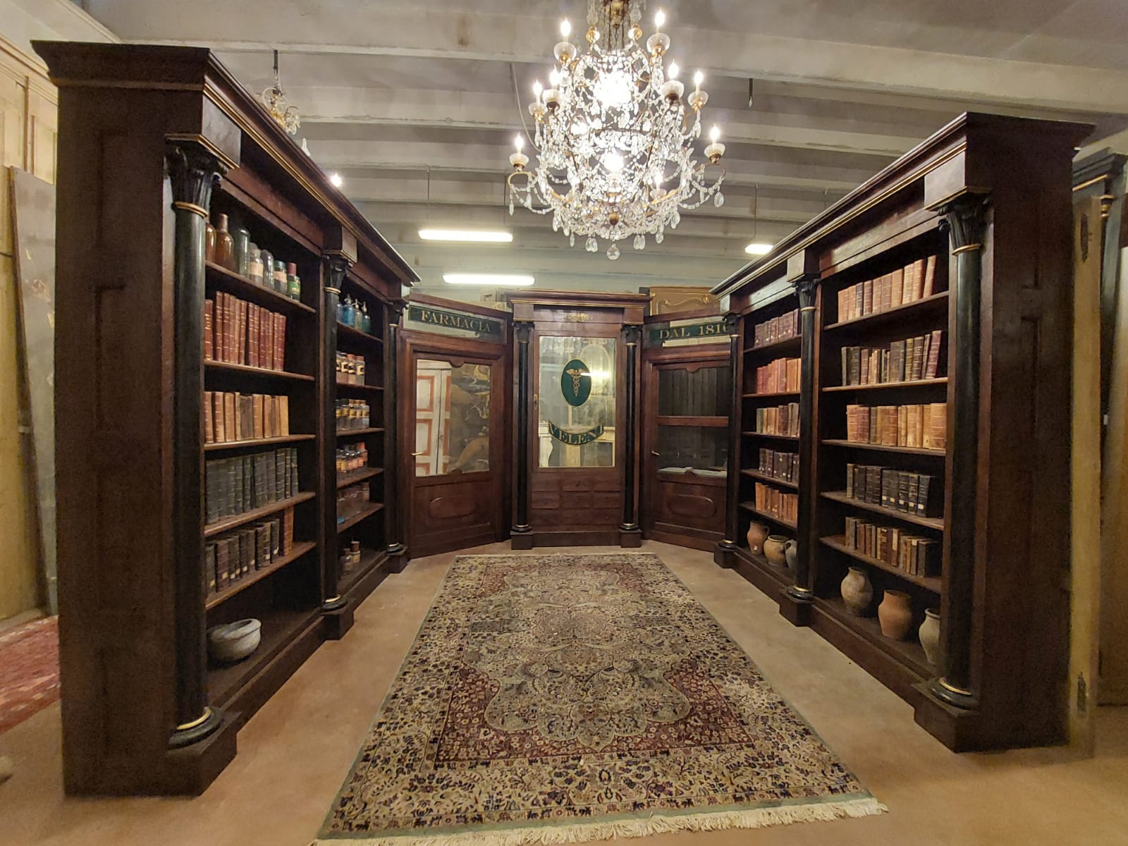 LIB116 - Walnut pharmacy/library, 19th century, linear meters W 3.90 x H 2.65